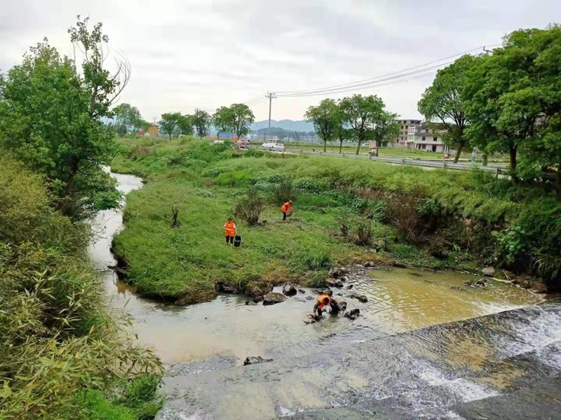 灵官殿诚福村开展河道清理