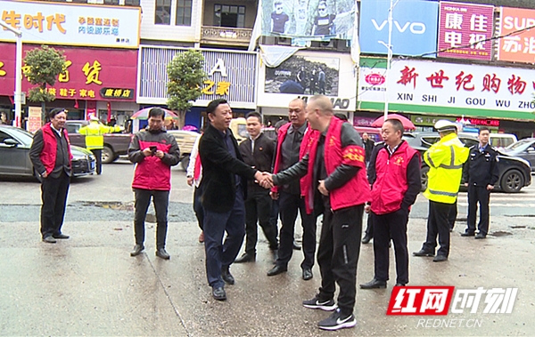 廉桥镇慰问执勤党员志愿者_副本600.jpg