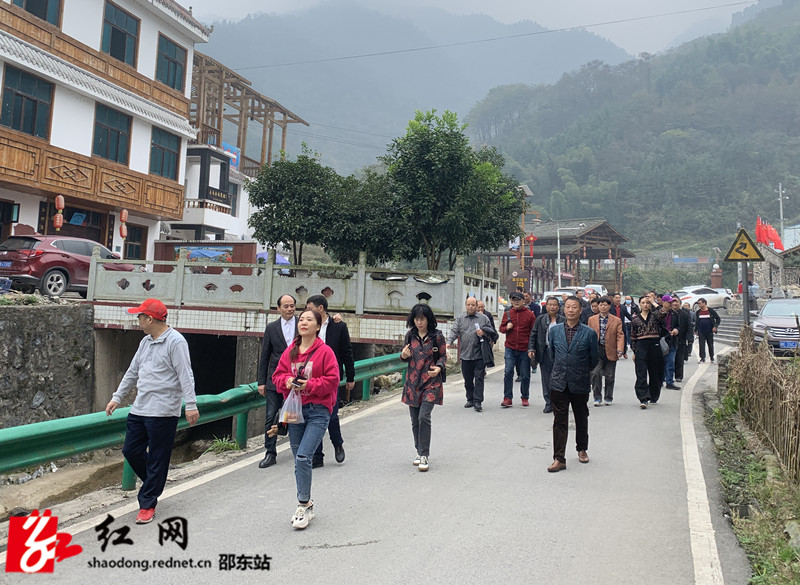 采风团成员在清水村参观_副本.jpg