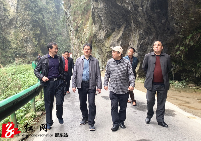 在新邵县政协文史学习委员会主任、新邵县作家协会主席肖克寒（左一）陪同下，邵东市委宣传部常务副部长贺志炜和邵东市文联副主席、市作协主席唐志平，邵东市楹联家协会主席莫良照在清水村参观_副本.jpg