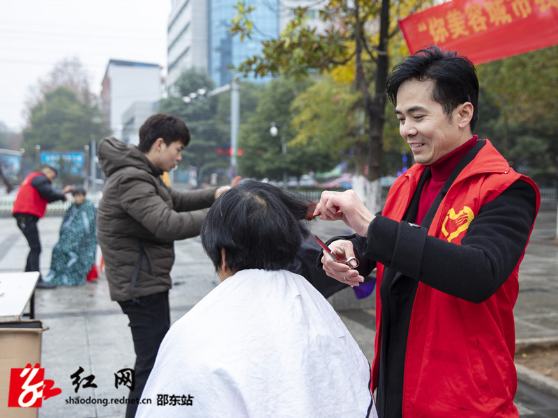 美发师精心修剪_副本_副本.jpg