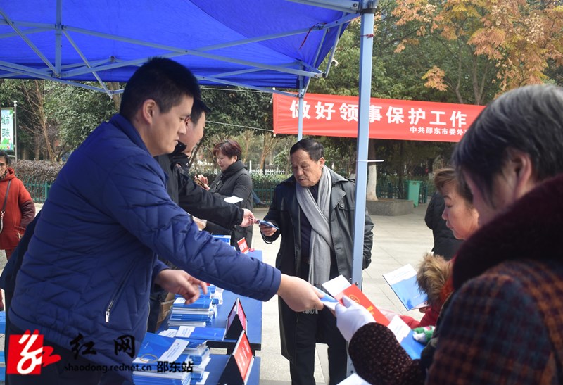 发放宣传资料 (1)(1)_副本.jpg