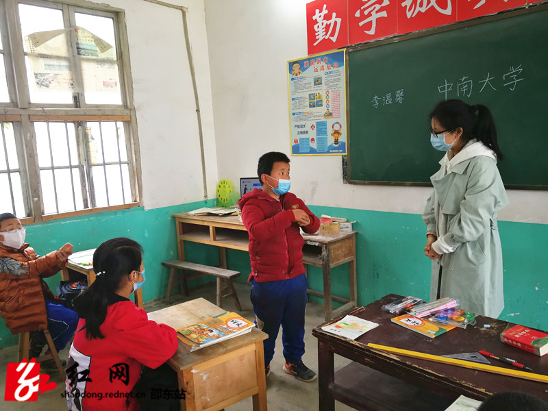 图为李温馨在思远小学三年级学生上公益课_副本.jpg