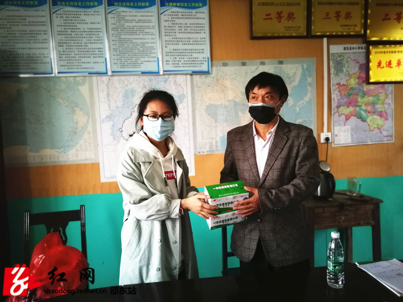 图为李温馨为思远小学赠送口罩_副本.jpg