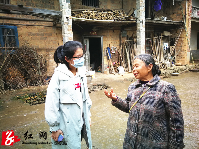 图为李温馨走访贫困户_副本.jpg