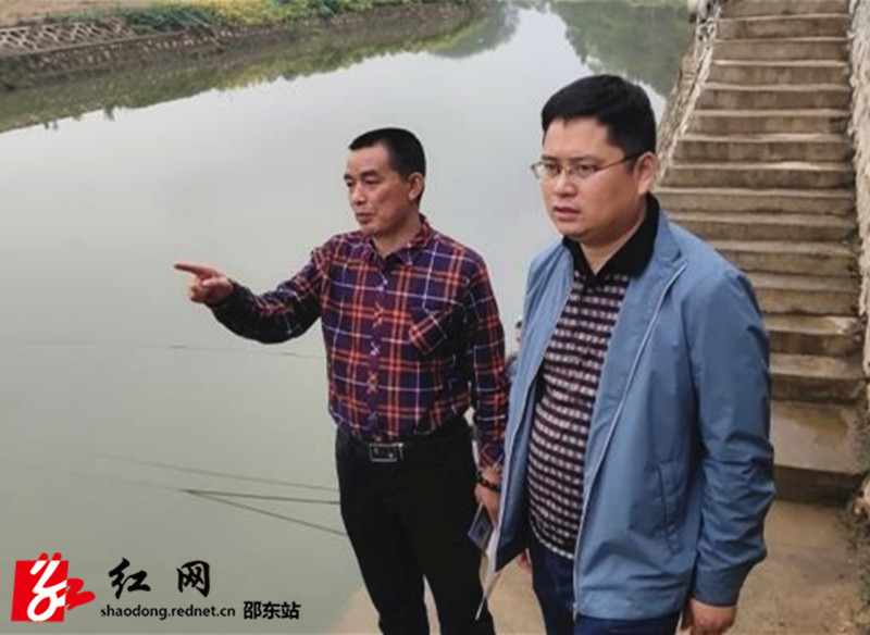 两市塘街道河长带头巡河_副本.jpg