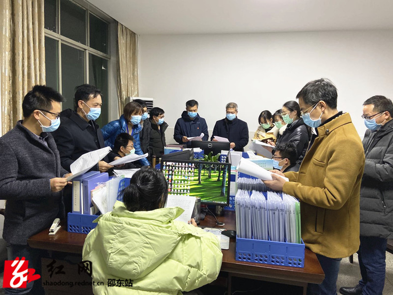 曾平（左七）组织疫情分析及趋势研判_副本.jpg