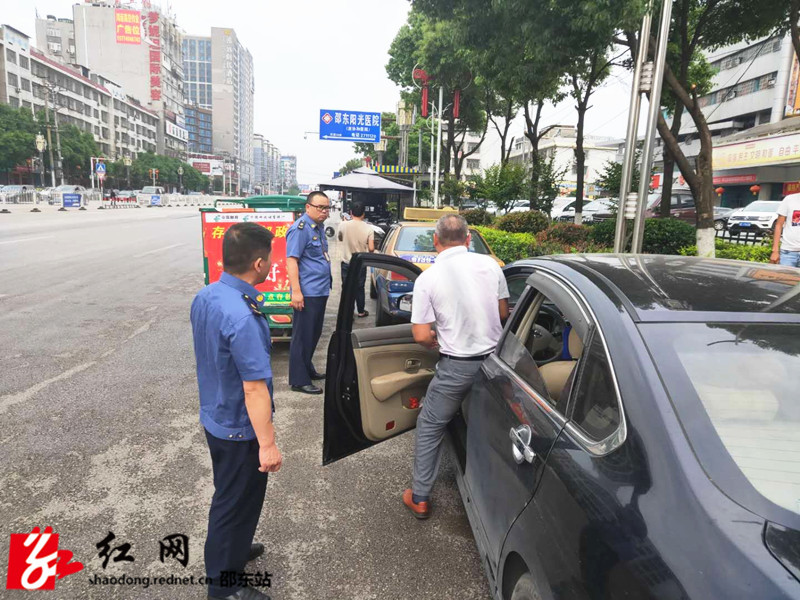 执法人员在执法_副本.jpg