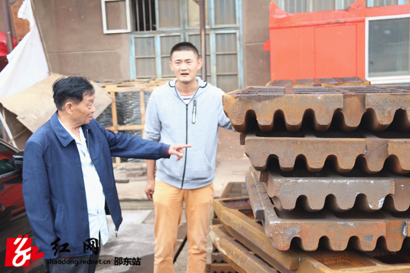 李柱（右）向客户介绍公司的产品。_副本.jpg