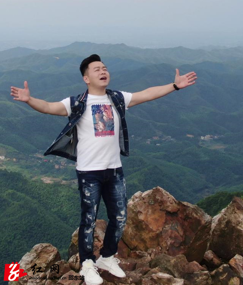 歌手唐杰在邵东大云山上放声高歌_副本.jpg