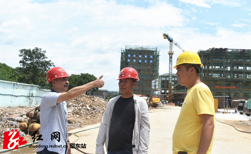 赵群安在工地上督促工程进度_副本.jpg