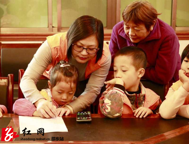 图为曾懿老师陪伴留守儿童_副本.jpg