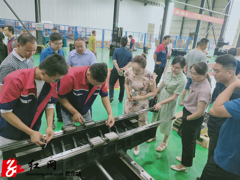 在湖南宁庆航空航天职能有限公司参观调研_副本.jpg