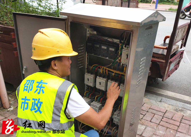 市政工作人员调整路灯运行时间_副本.jpg