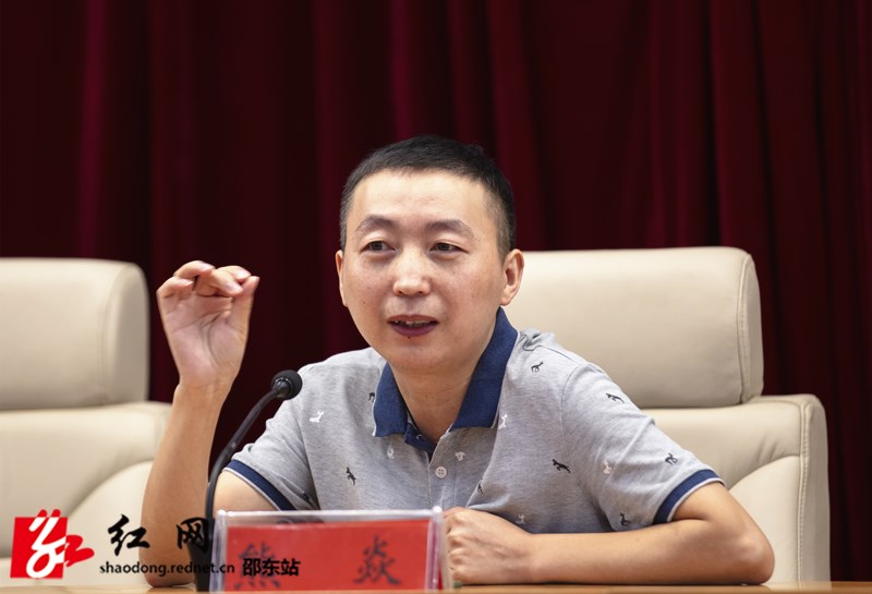 主讲嘉宾熊焱在讲课_副本.jpg