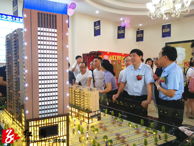 杨振明察看悦富时代广场营销中心_副本.jpg