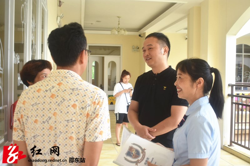 李江泽与学生家长交流_副本.jpg