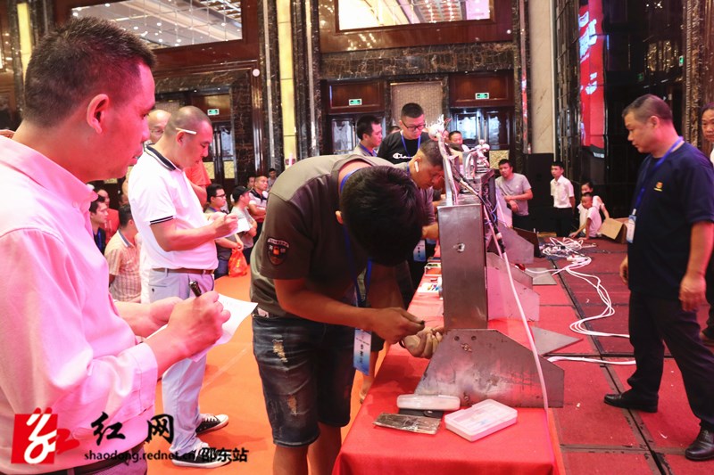 参赛选手全神贯注_wps图片_副本.jpg