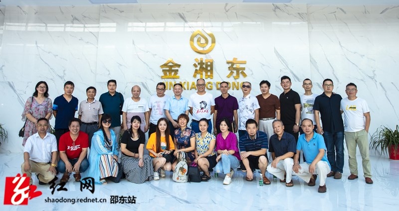 采风团成员在园区企业金湘东包装彩印厂合影留念_副本.jpg