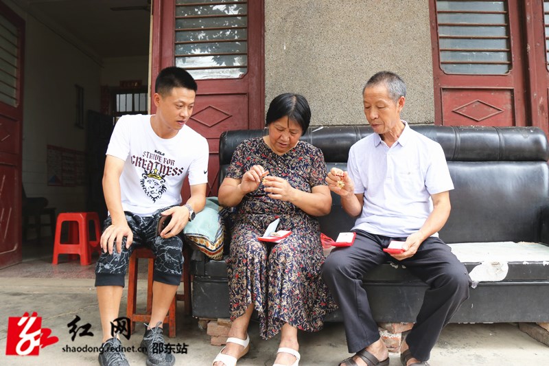李玉伟和父母分享军功章带来的喜悦_副本.jpg