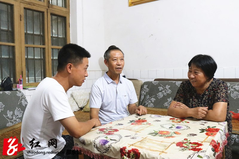 李玉伟和父母促膝谈心_副本.jpg
