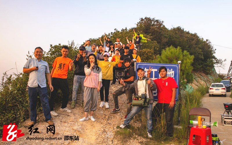 8月30日，《爱在黎明前》在佘湖山景区封镜_副本.jpg