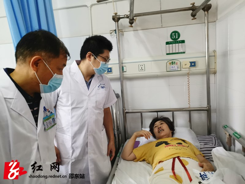 专家在查看患者_副本.jpg
