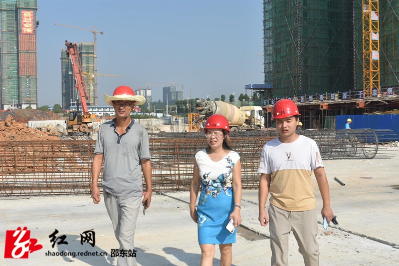 向璞在工地上检查_副本.jpg