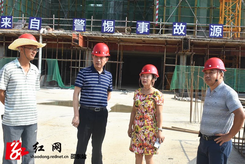 申桂荣主席在向璞承建的工地上检查_副本.jpg