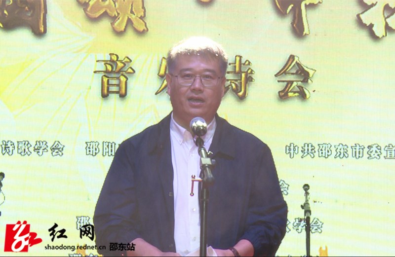 《诗刊》副主编王冰宣布诗会开始_副本.jpg