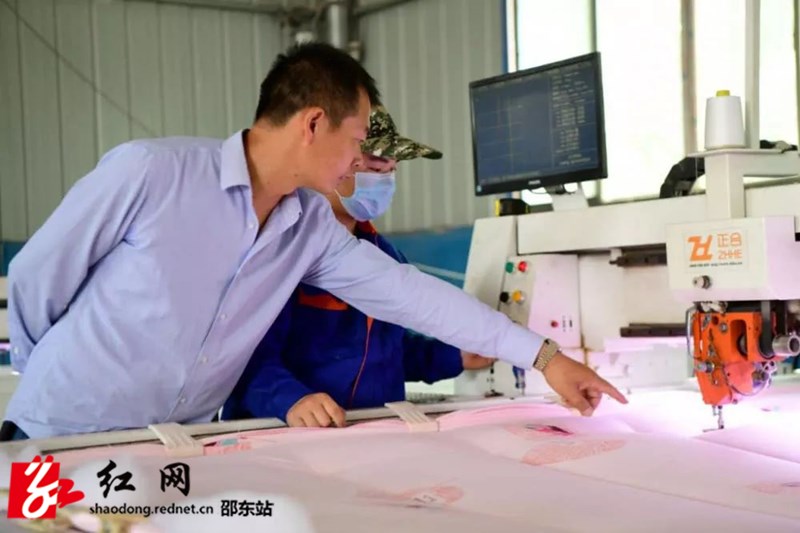 图为刘红辉在工厂指导员工操作_副本.jpg