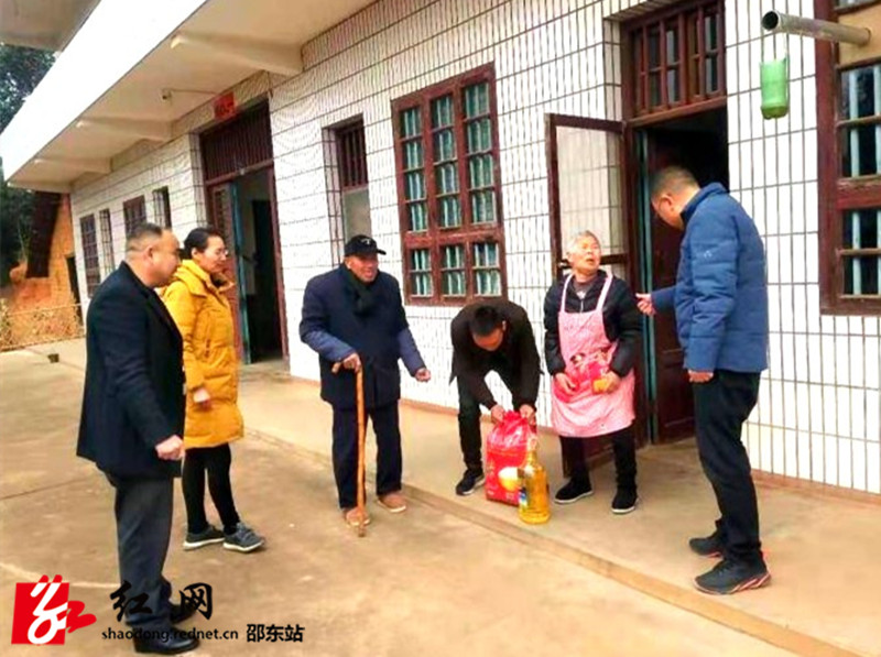 图为千子村村委会干部上门“送奖”_副本.jpg