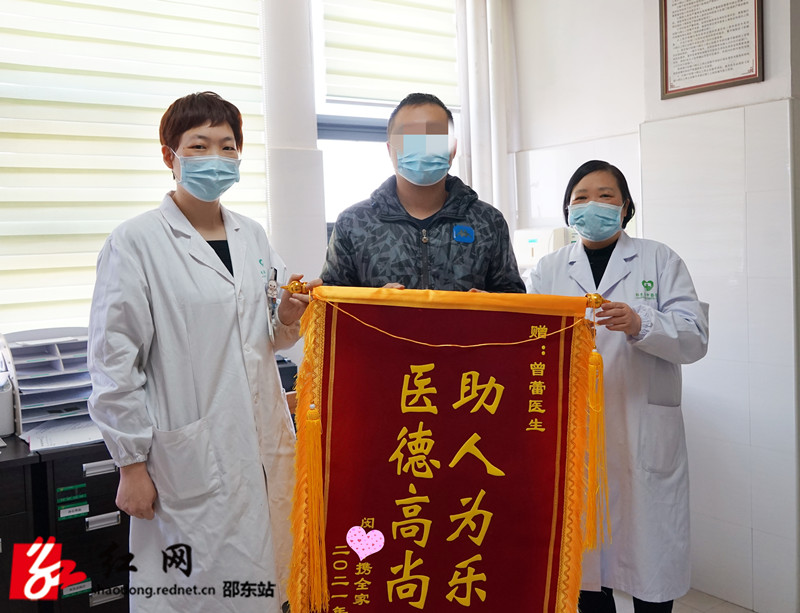 老人摔倒命悬一线 过路医生紧急施救_副本.jpg