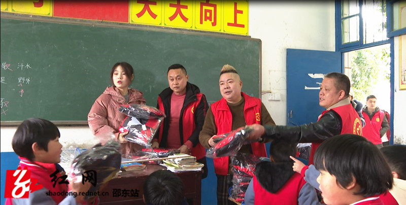 发放校服_副本.jpg