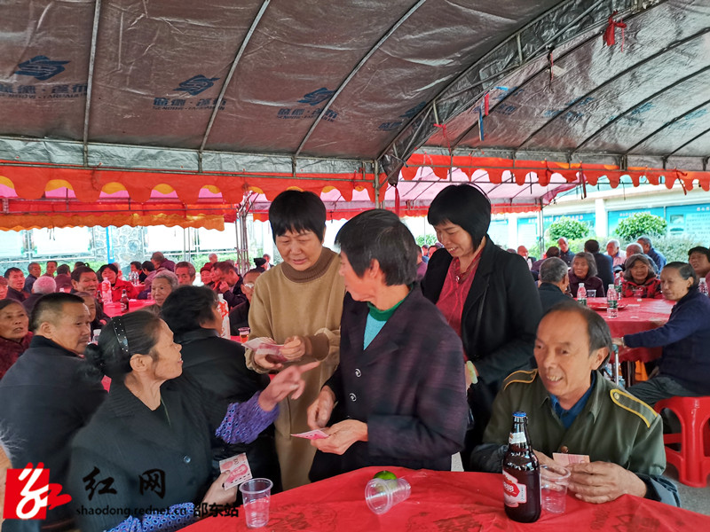 向老人发放慰问金_副本.jpg
