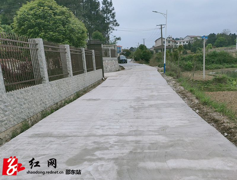 乡贤捐赠100万元建设的水泥路_副本.jpg