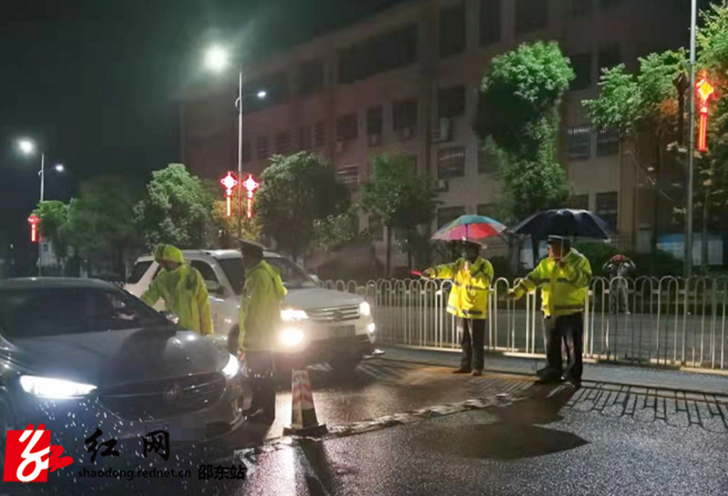 邵东交警夜查酒驾 筑牢安全防线1_副本.jpg