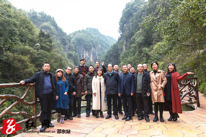 文艺家在古苗河大峡谷采风_副本.jpg