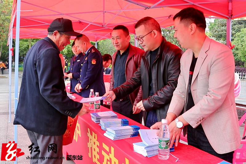 现场发放宣传资料_副本.jpg