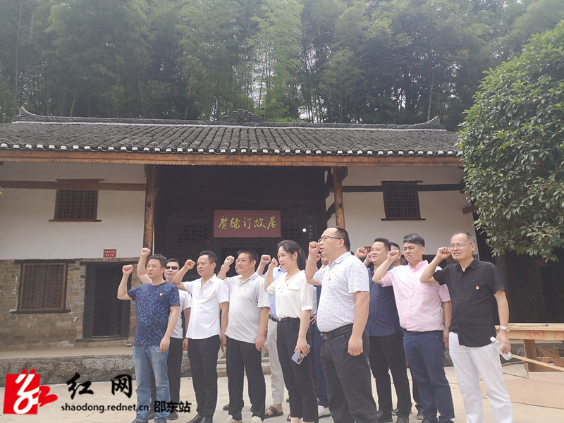 图为参加活动的中共党员在贺绿汀故居前重温入党誓词_副本.jpg