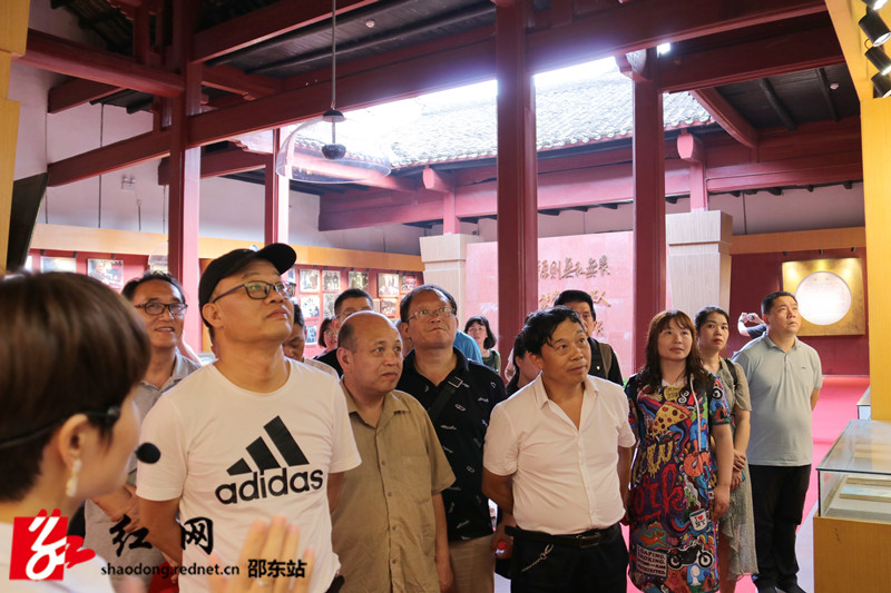 参观“谭震林生平业绩陈列室”[1]_副本.jpg