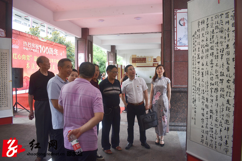 参观展览_副本.jpg