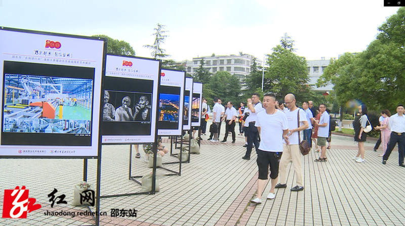 参观展览_副本.jpg
