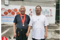 刘永格为老党员颁发“光荣在党50年”纪念章