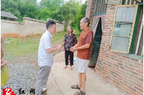 贺铁民到野鸡坪镇看望慰问老党员和烈士遗属