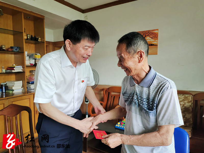 申桂荣看望慰问原邵东县政协主席宁伯钧_副本.jpg