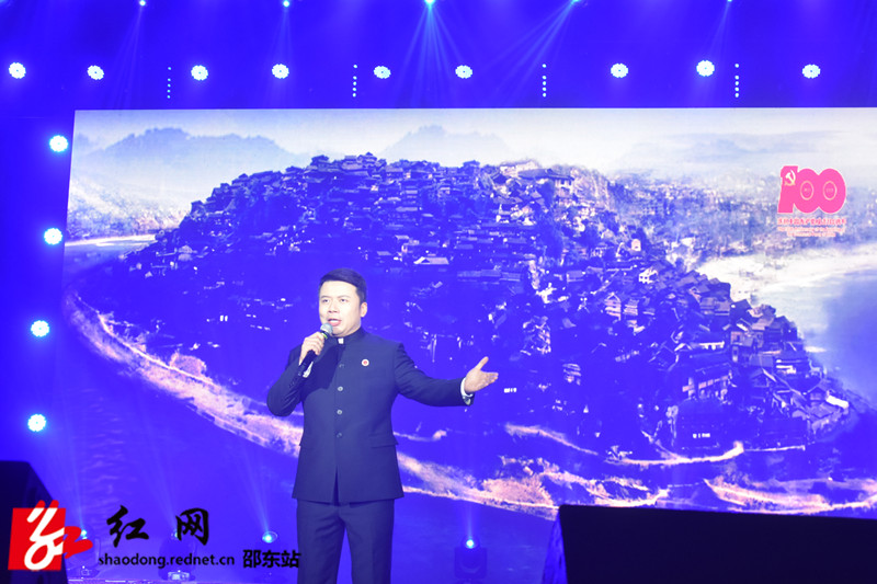 上海音乐学院副教授施恒深情演绎贺绿汀作曲的歌曲《嘉陵江上》_副本.jpg