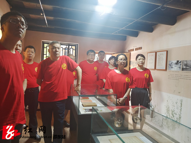 晏丽君一行在贺绿汀故居参观_副本.jpg