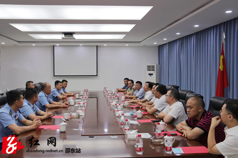 与驻邵部队召开座谈会(1)_副本.jpg