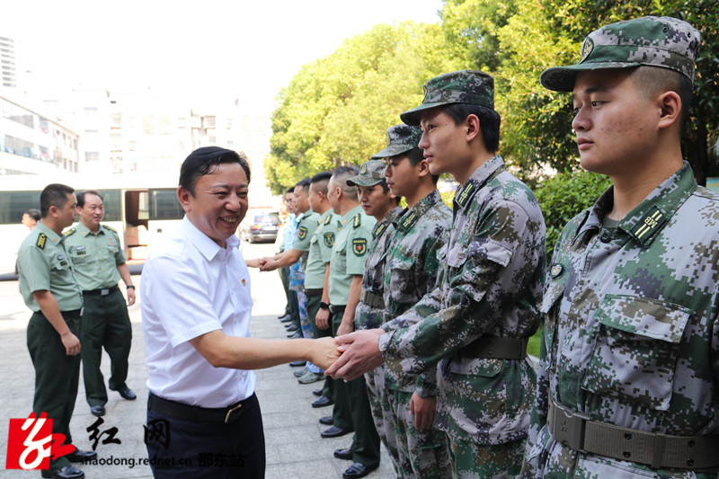 周玉凡、范志锋等在市人武部慰问(1)_副本.jpg